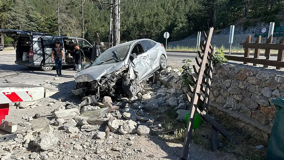 Otomobil Dinlenme Tesisinin Bahçe Duvarına Çarptı, Yaralılar Var