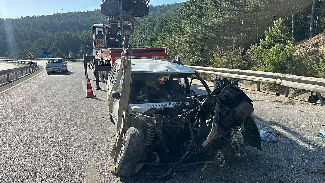 Otomobil Şarampole Girip Ağaçlara Çarptı: 4 Yaralı