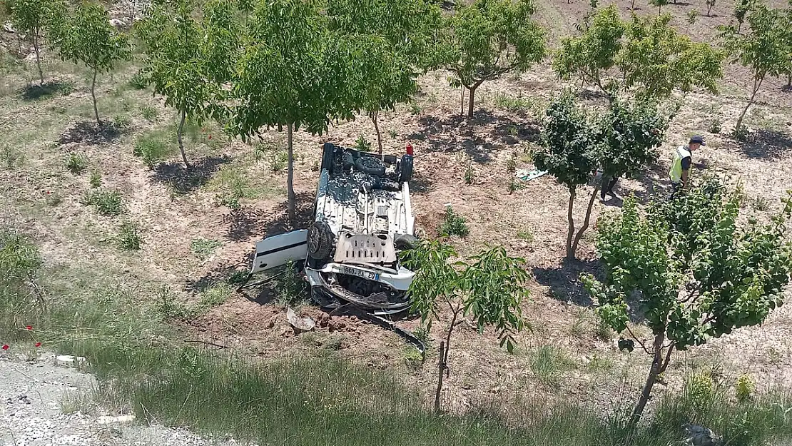 Otomobil Şarampole Uçtu, 3 Kişi Yaralandı