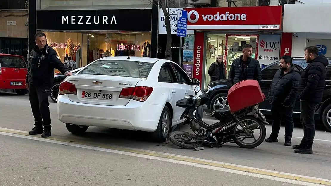 Otomobile Çarparak İkiye Bölünen Motosikletin Sürücüsü Yaralandı