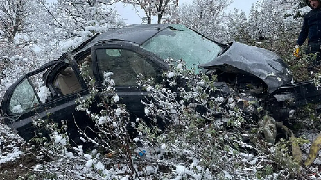 Otomobiliyle uçuruma yuvarlanan okul müdürü yaralandı