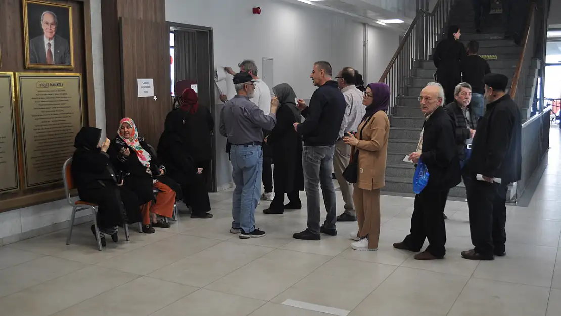 Oy Kullanmaya Aynı Saat Diliminde Giden Vatandaşlar Yoğunluğa Sebep Oldu