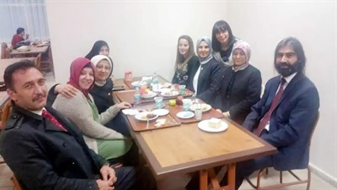 Özkal, KYK öğrencilerinin sorunlarını dinledi