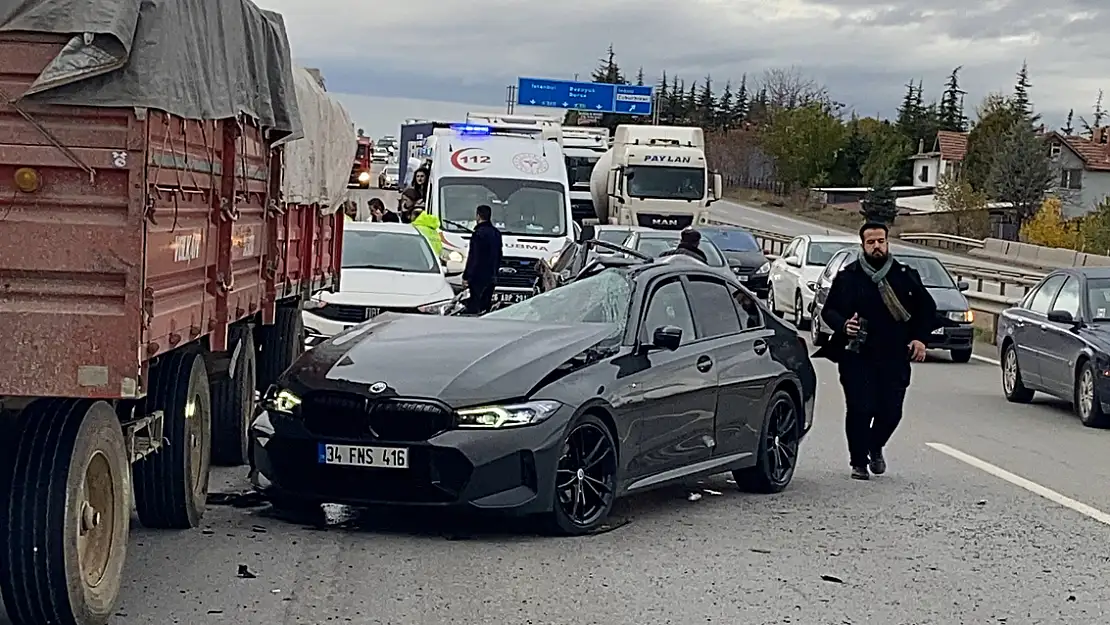 Pancar yüklü römorka çarpan otomobilin sürücüsü yaralandı