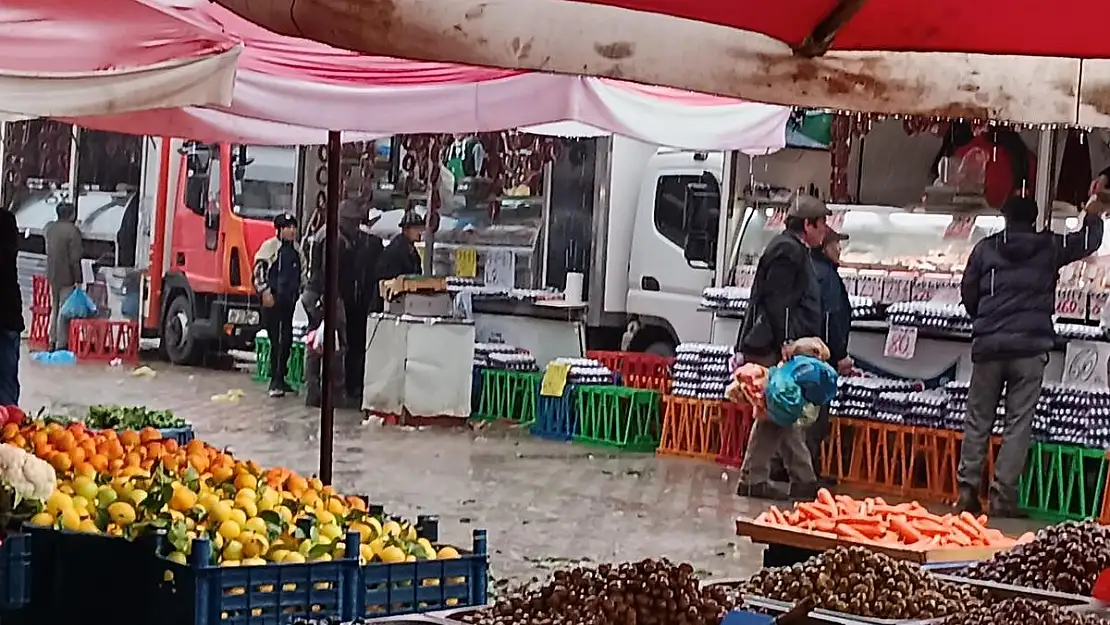 Pazarcı Esnafının Yağmur Ve Şiddetli Rüzgarla İmtihanı