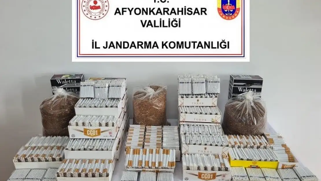 Pazarda kaçak tütün ve makaron satarken jandarmaya yakalandı