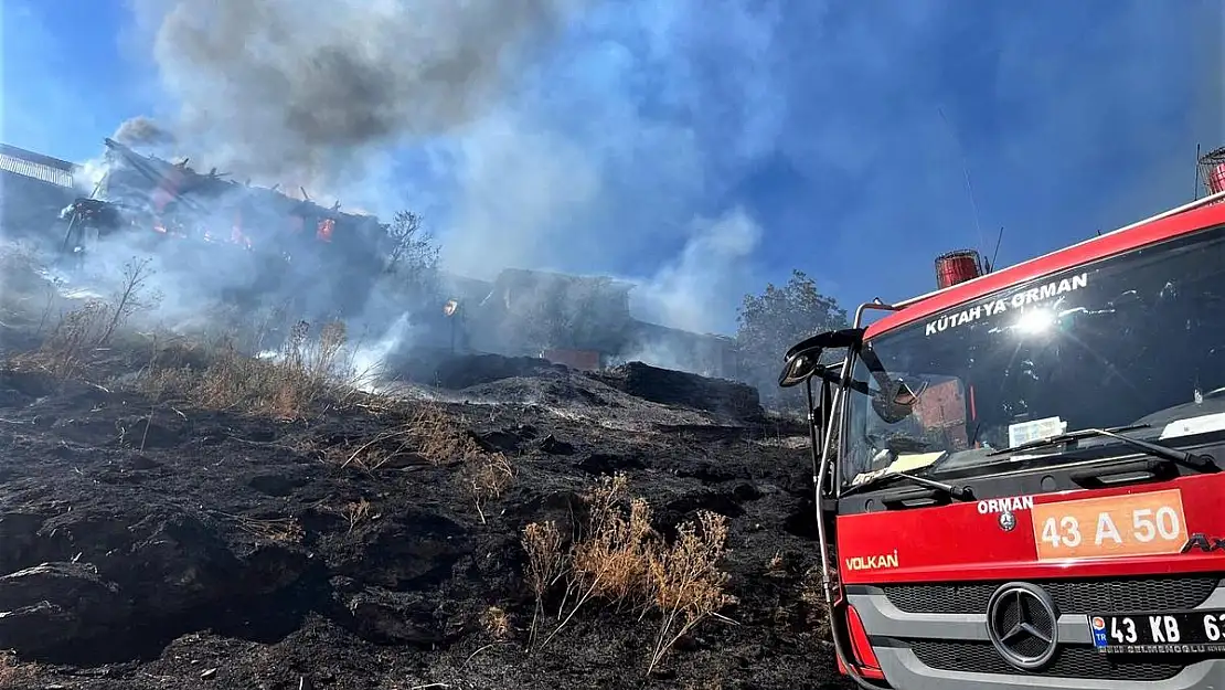 Pazarlar'da yanan eve Orman İşletme Müdürlüğü ekipleri müdahale etti