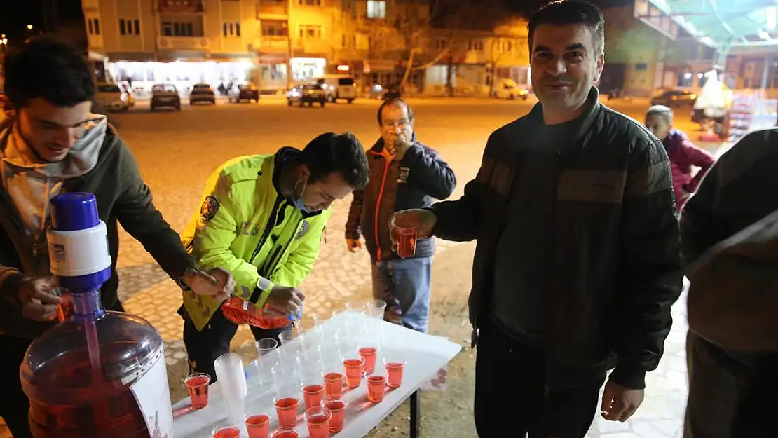 Polis vatandaşlara gül şerbeti ikram etti