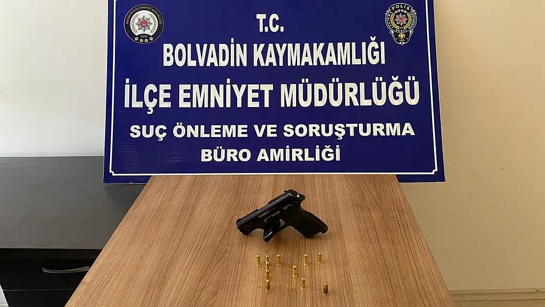 Polis yaptığı aramada ruhsatsız tabanca ele geçirdi