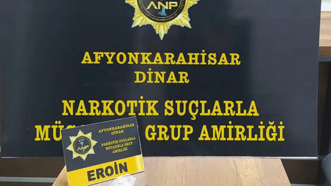 Polisi görünce  uyuşturucuyu araçtan attılar