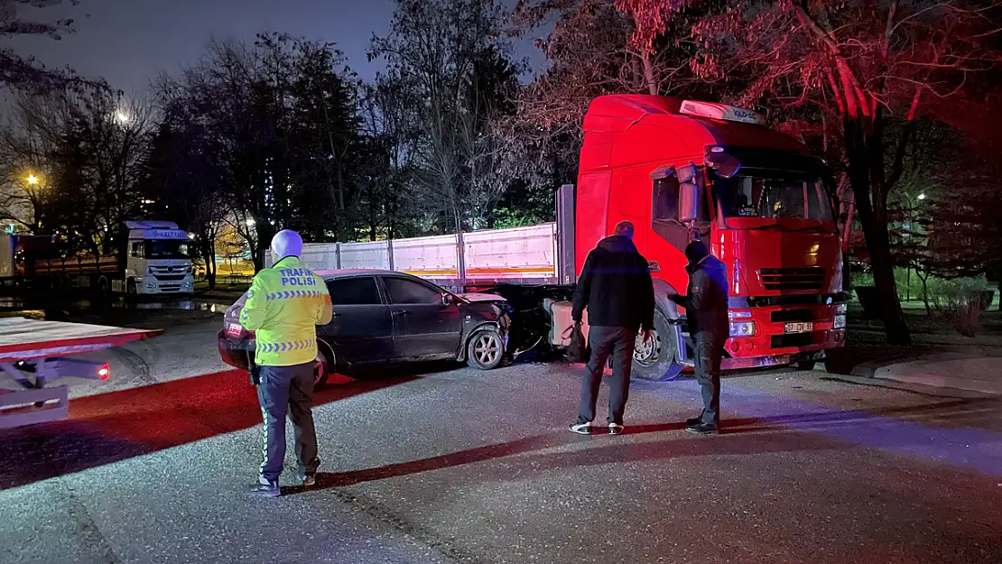 Polisten Kaçan Alkollü Sürücü Tıra Çarptı