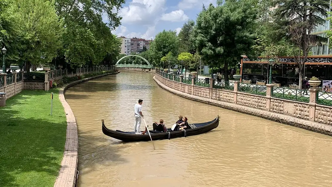 Porsuk Çayı'nın ilginç rengi gondol seferlerine başka bir hava katıyor