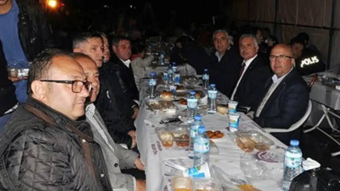 Protokol ilk iftarını çadırda vatandaşla yaptı