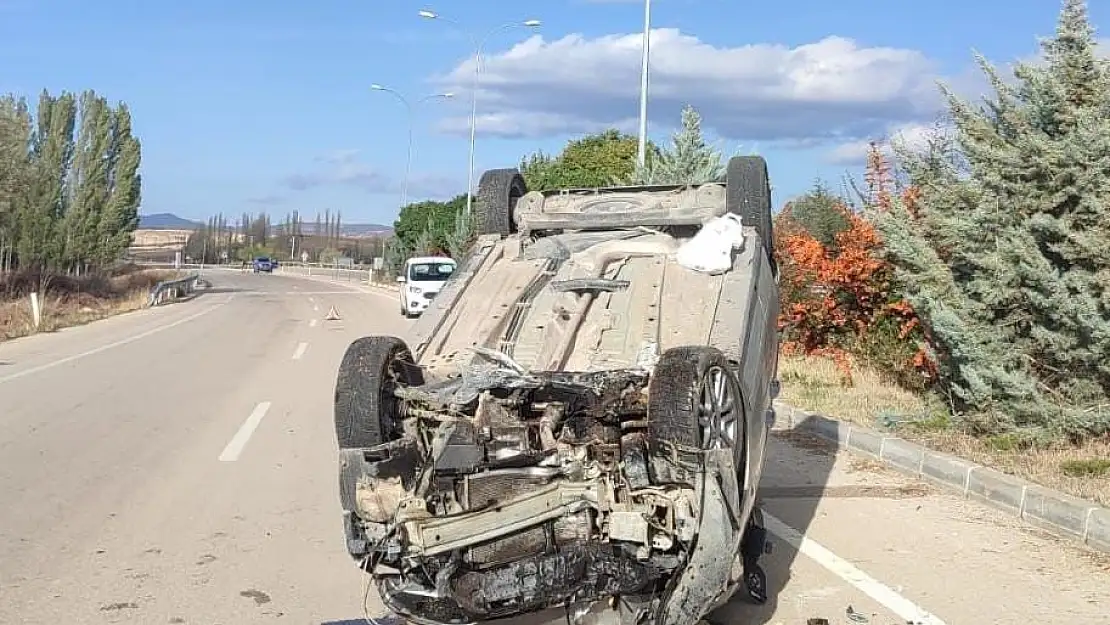 Refüje Çarpan Araç, Takla Attı: 1 Kişi Yaralandı