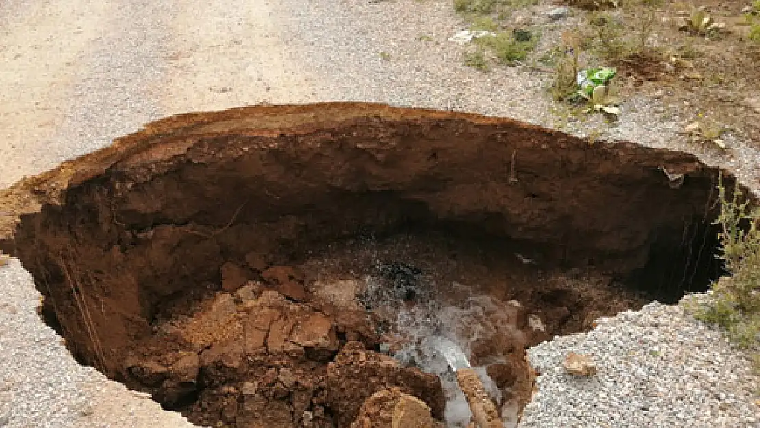 Sağanak nedeniyle mahalle yolunda göçük oluştu