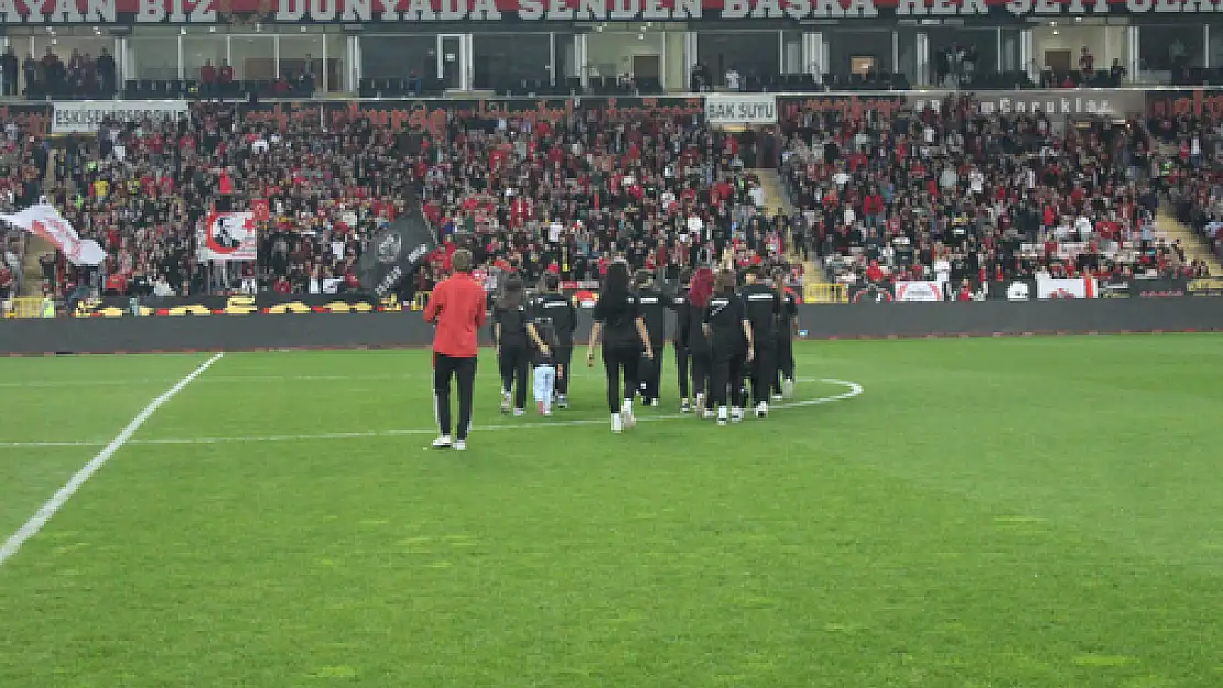 Şampiyon Eskişehirspor Kadın Futbol Takımı stadyumda kupayla taraftarı selamladı