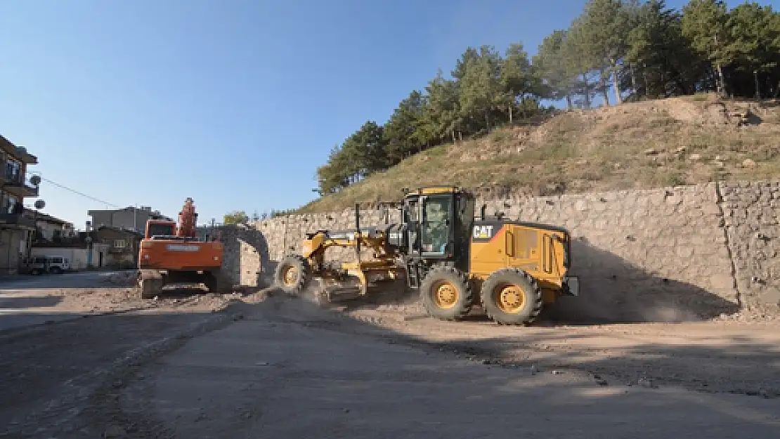 Sandıklı'da Hisar Kalesi istinat duvarı yükseliyor