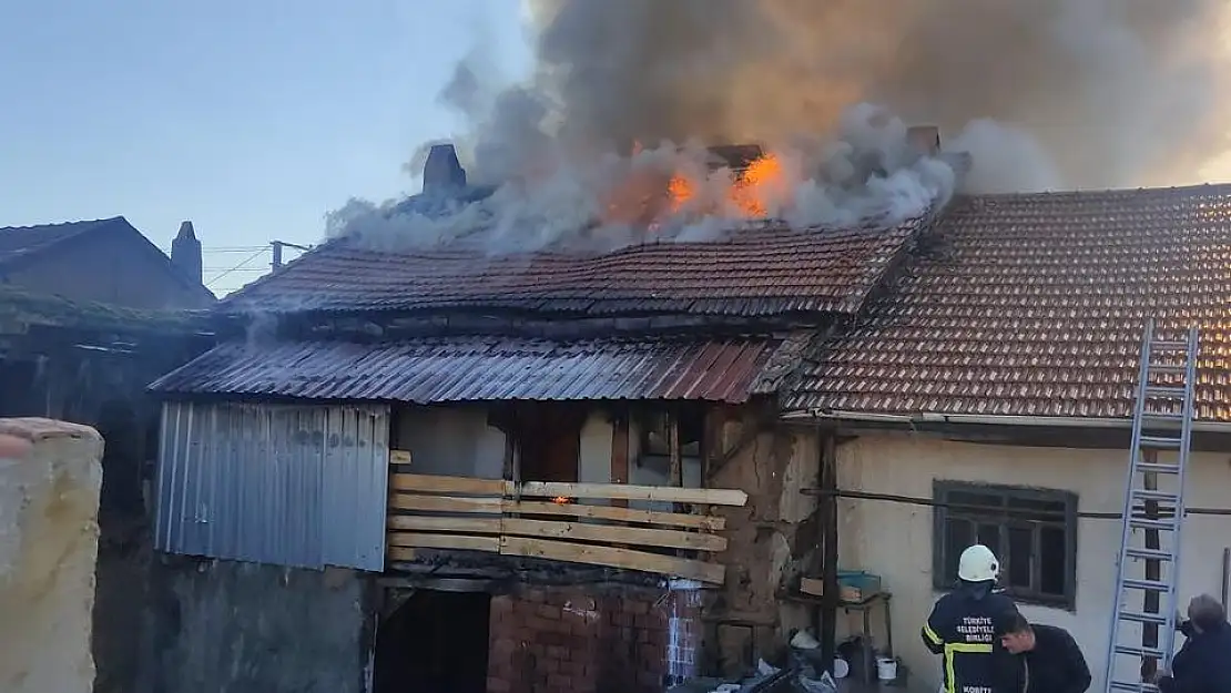 Sandıklı’da köy evinde yangın çıktı