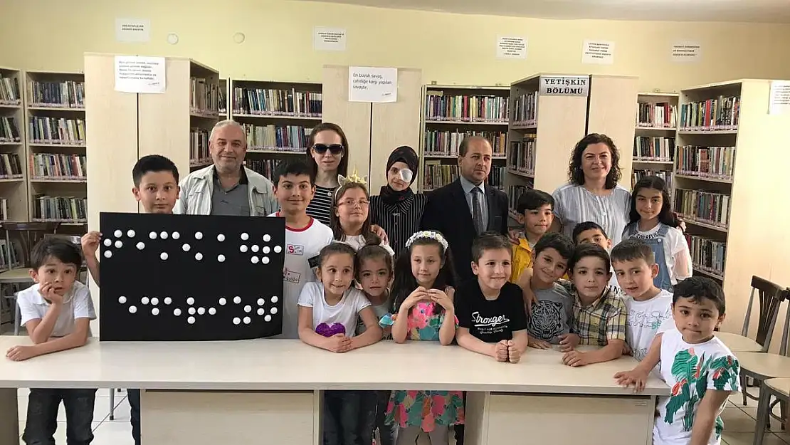 Sandıklı’da ‘Renklerin Kara Kitabı’ Braille alfabesiyle okundu