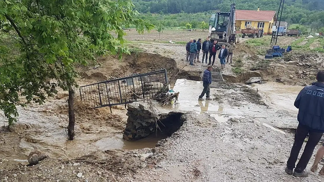 Şaphane'de selden zarar gören köylerde hasar tespit çalışmaları