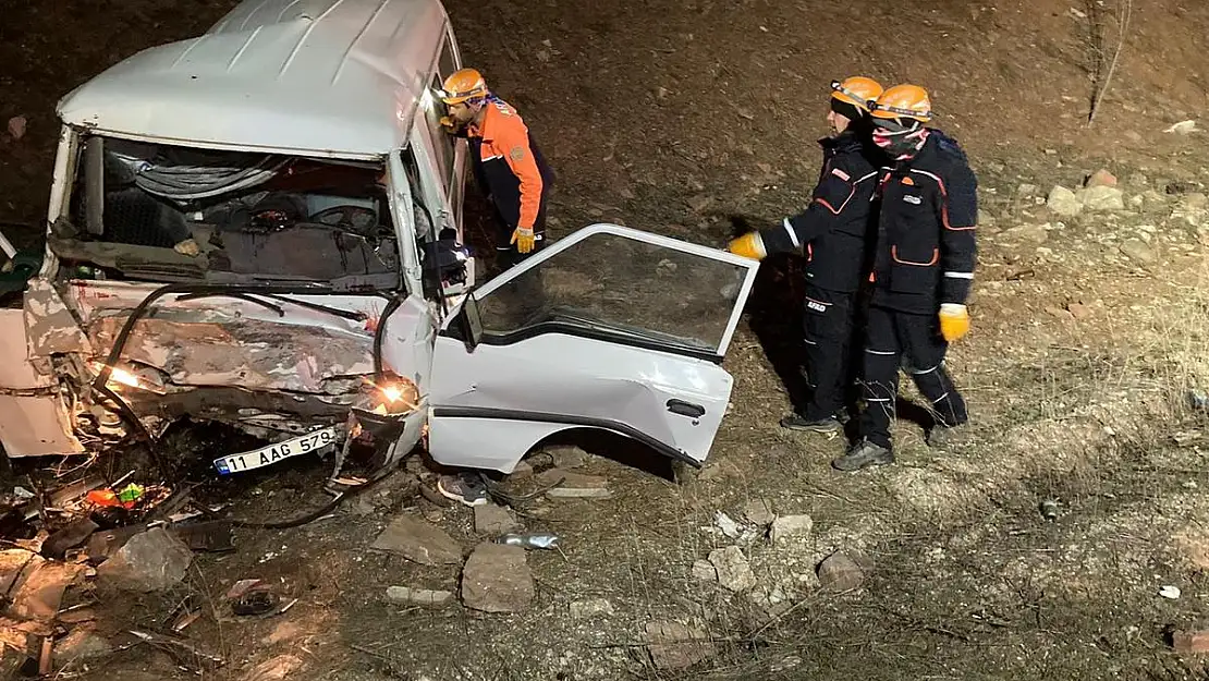 Şarampole devrilen minibüste 1 kişi öldü, 2 kişi ağır yaralandı