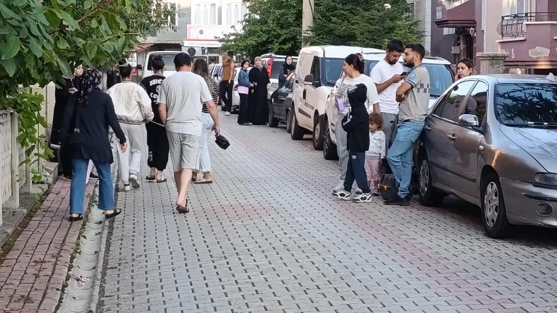 Sarsıntı 10 Saniye Sürdü, Herkesi Sokağa Döktü