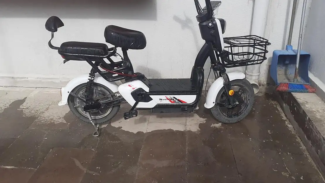 Satın alacakmış gibi yapıp kontrol amaçlı aldığı motosiklet ve elektrikli bisikleti çaldı