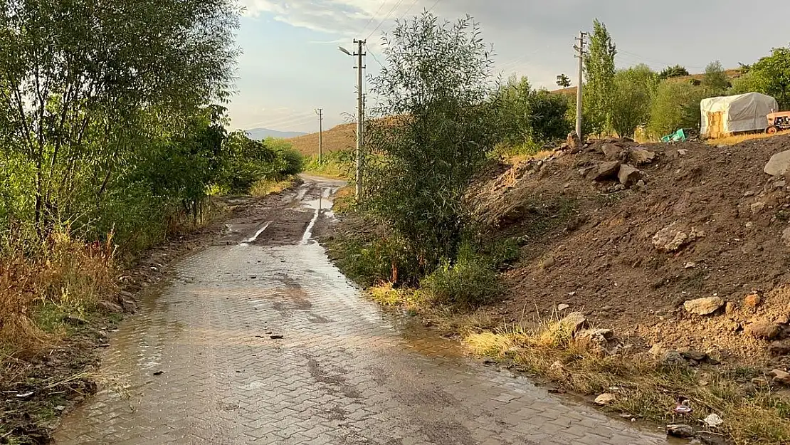 Selin getirdiği çamur ve toprak yolu kapattı, mahalleli mahsur kaldı