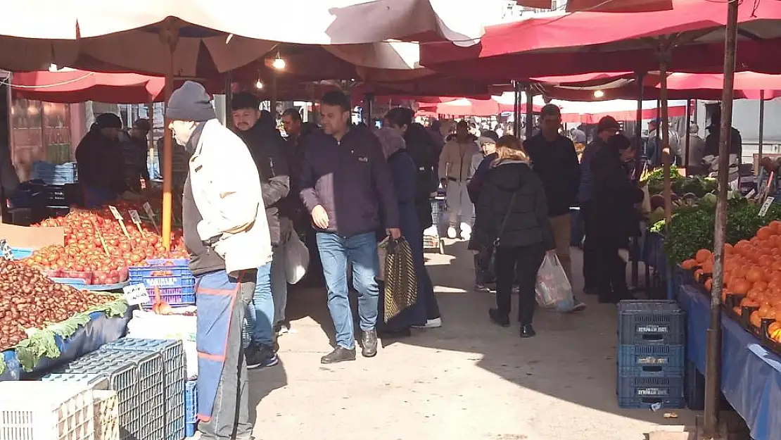 'Semt Pazarında Yeni Yıl Yoğunluğu'