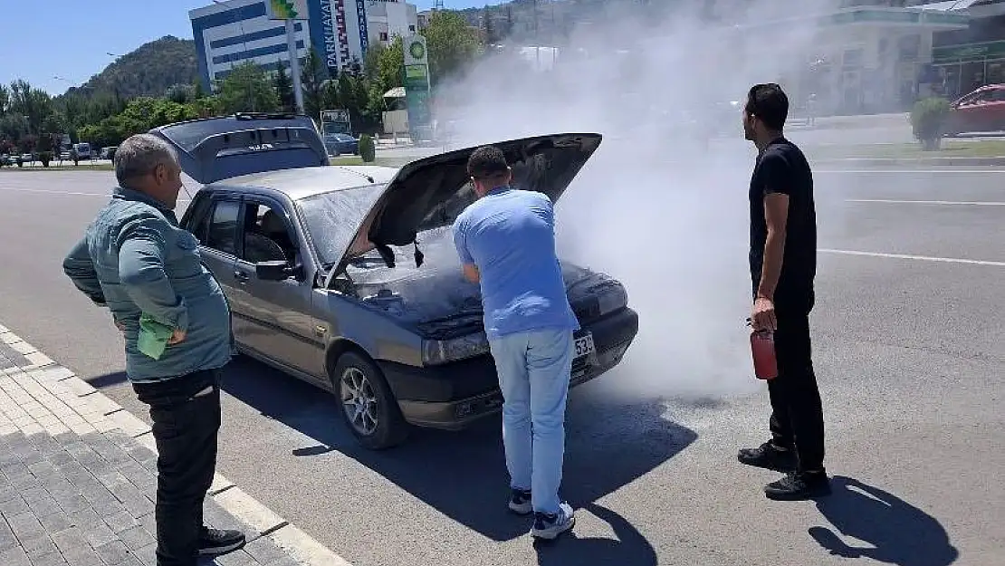 Seyir Halindeki Araçta Çıkan Yangın Paniğe Neden Oldu