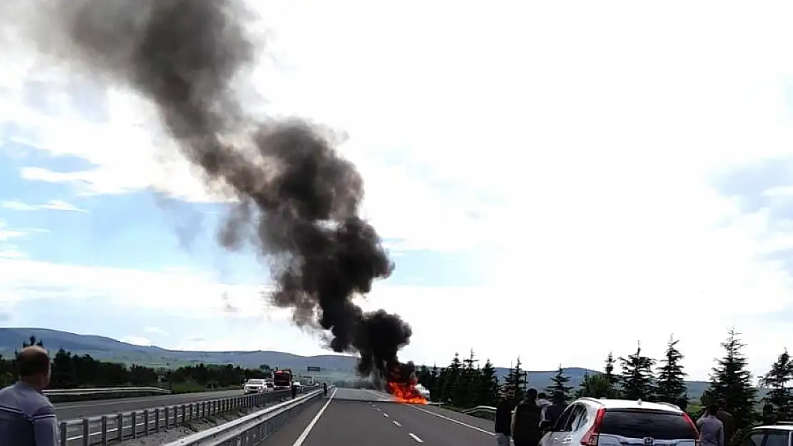 Seyir halindeki otomobil alev alev yandı