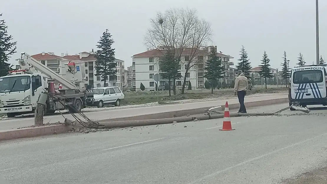 Şiddetli rüzgar, aydınlatma direğini devirdi