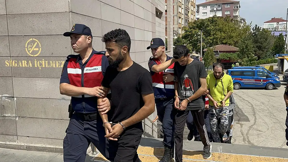 Silah zoruyla küçükbaş hayvan ve para gasp eden yabancı uyruklu 7 şahıs adliyeye sevk edildi