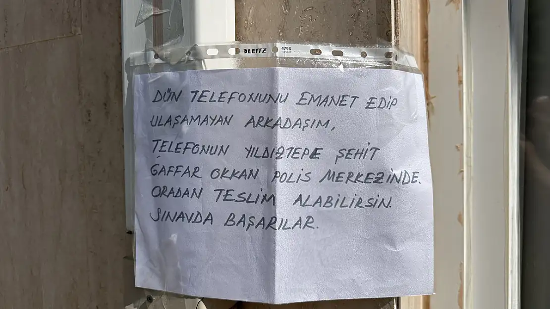 Sınava Giren Öğrencinin Telefonunu Emanet Alıp Geri Veremeyen Vatandaş Okul Kapısına Not Bıraktı