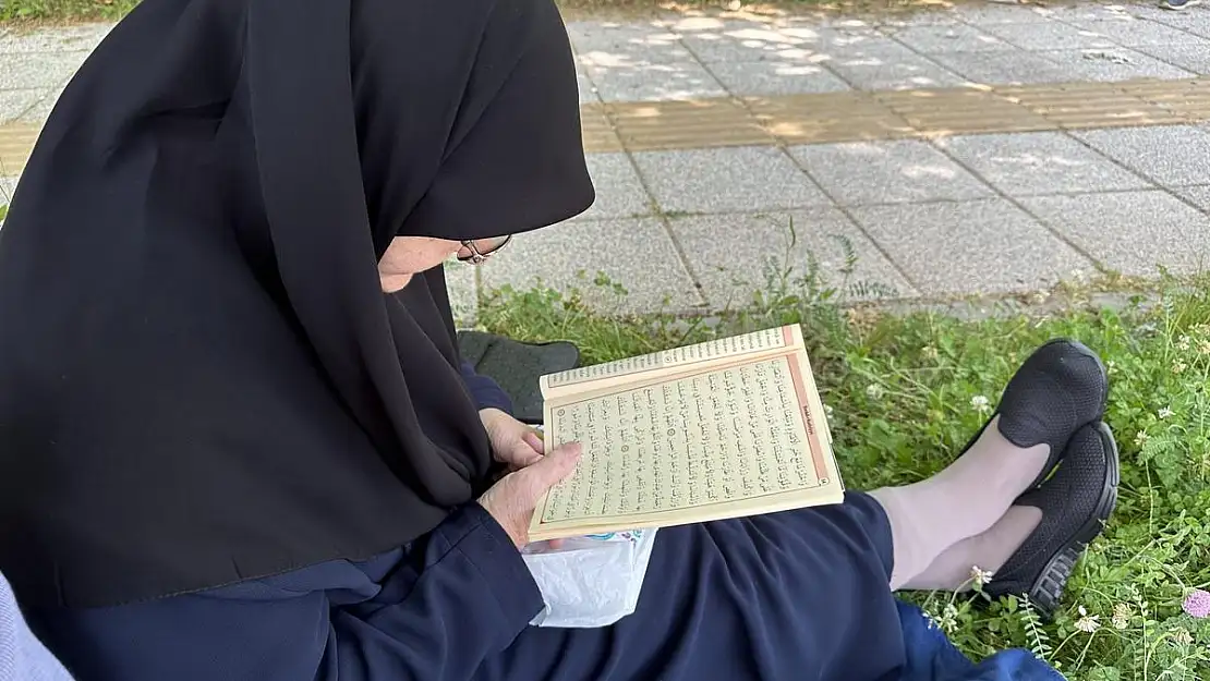 Sınava giren torununu Kur'an-ı Kerim okuyarak bekledi