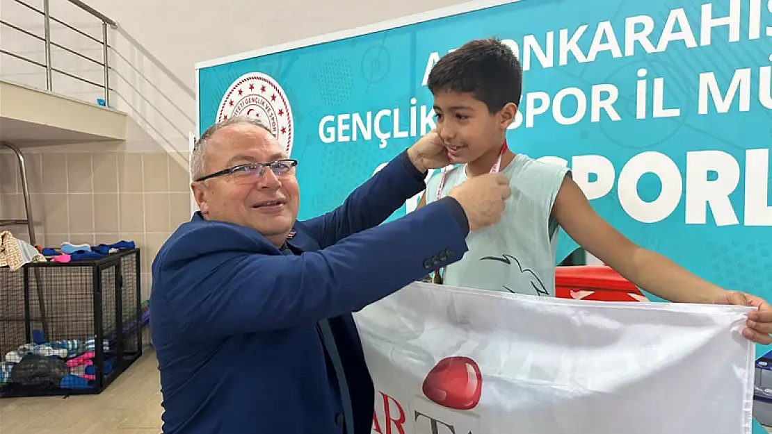 Sporcular Derece İçin Kulaç Attı