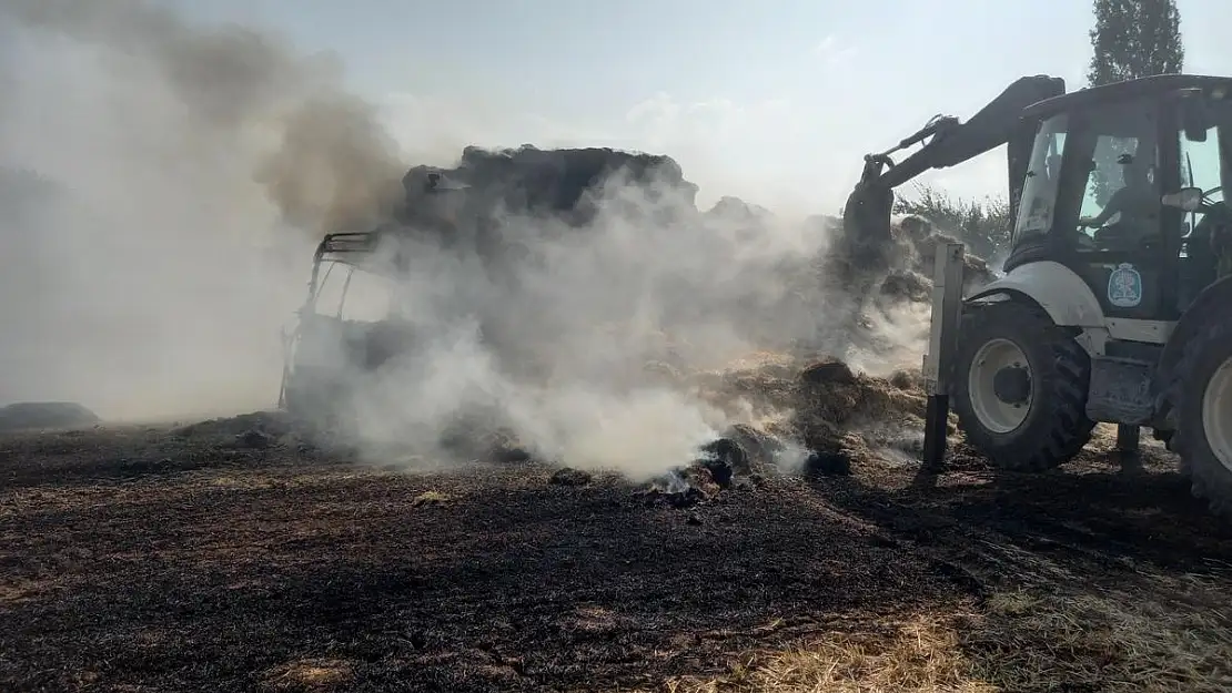 Su motoru kısa devre yaptı, samanlar kül oldu