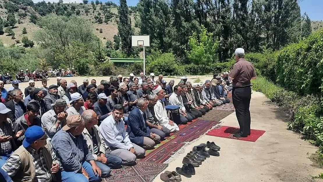 Şuhut’ta bazı köyleri sel basarken, bazı köyler ise yağmur duasına çıktı