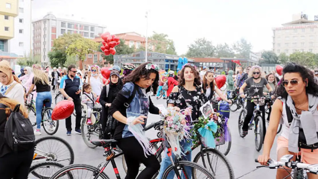 Süslü Kadınlar Afyonkarahisar'da pedal çevirdi