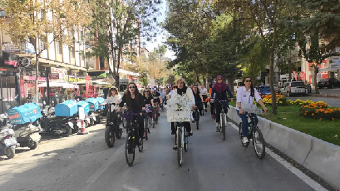 Süslü kadınlar bisiklet turunda küresel krize dikkat çekildi