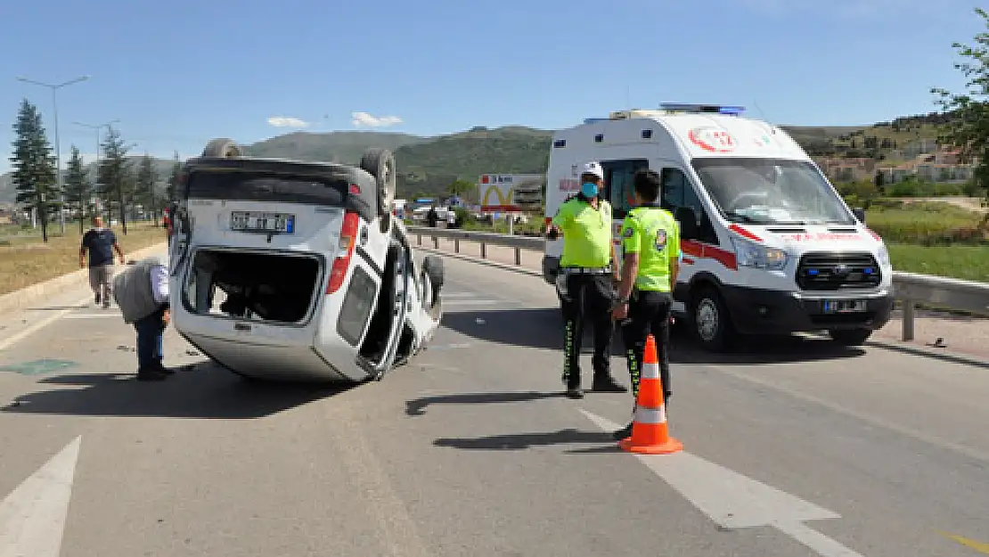 Takla atan hafif ticari araçtaki 4 kişi yaralandı