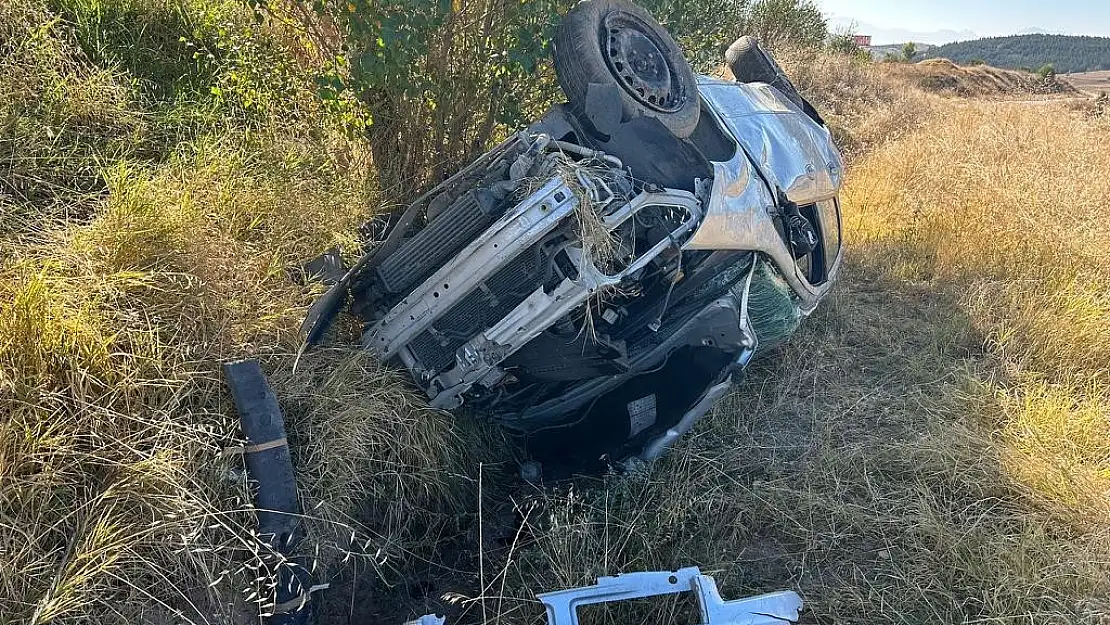 Takla atan otomobil şarampole devrildi: yaralılar var..