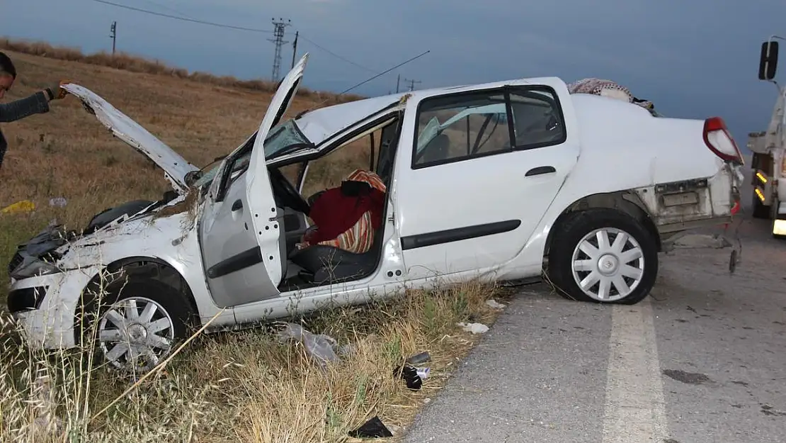 Taklalar atarak parçalanan otomobilde 3 kişi yaralandı