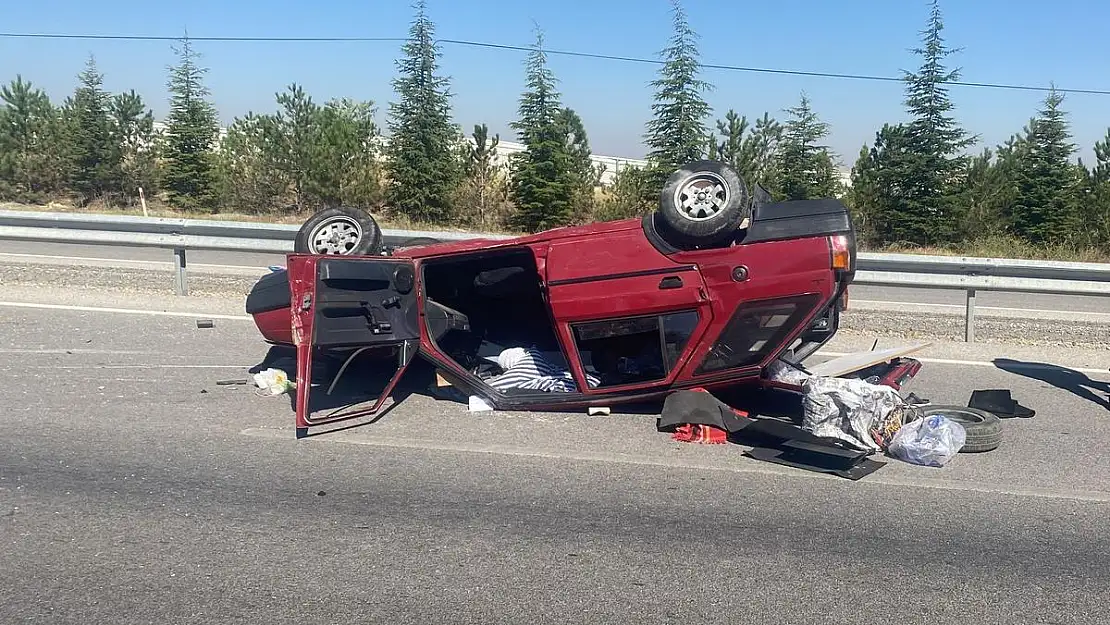 Taklalar atıp ters dönen otomobilde 3 kişi yaralandı