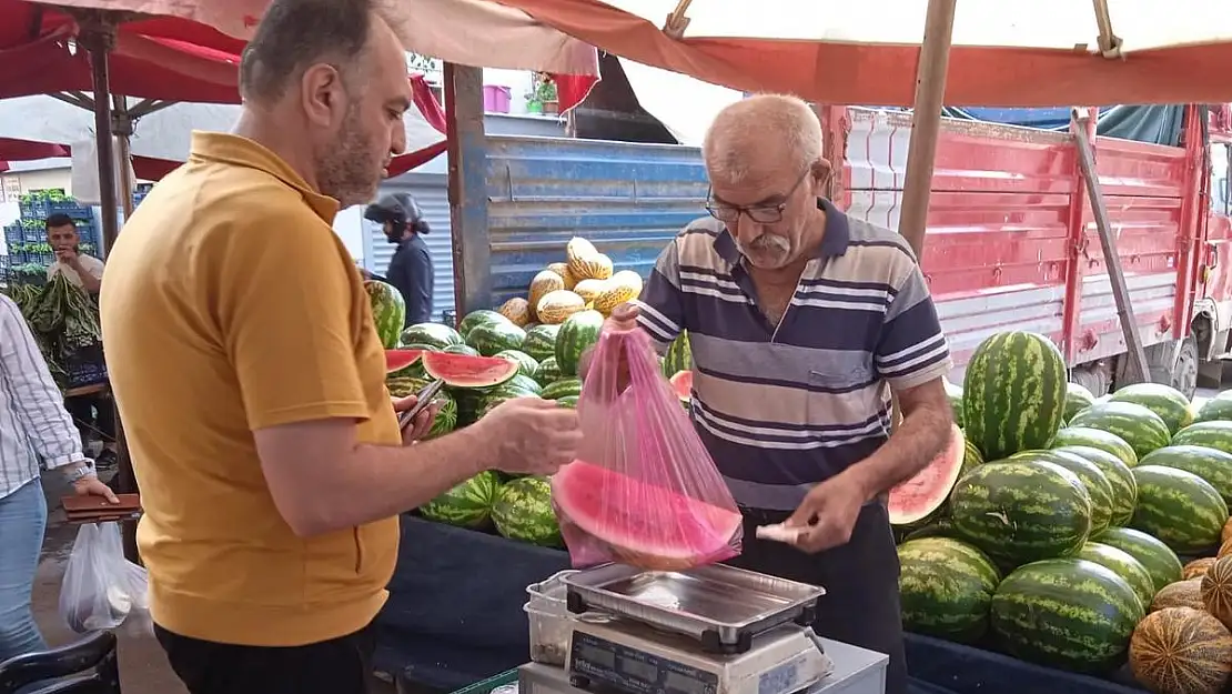 Tamamını alamayan yarım veya çeyrek karpuzu tercih ediyor