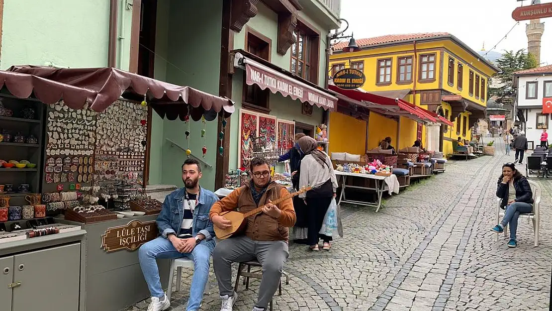 Tarihi bölgede esnaf turistleri yöresel türküler söyleyerek karşılıyor