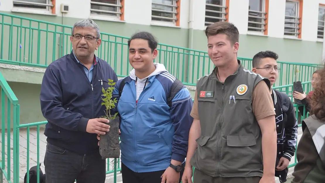 Tavşanlı’da Ressam Abdullah Taktak Ortaokulu öğrencileri fidanlarla buluştu