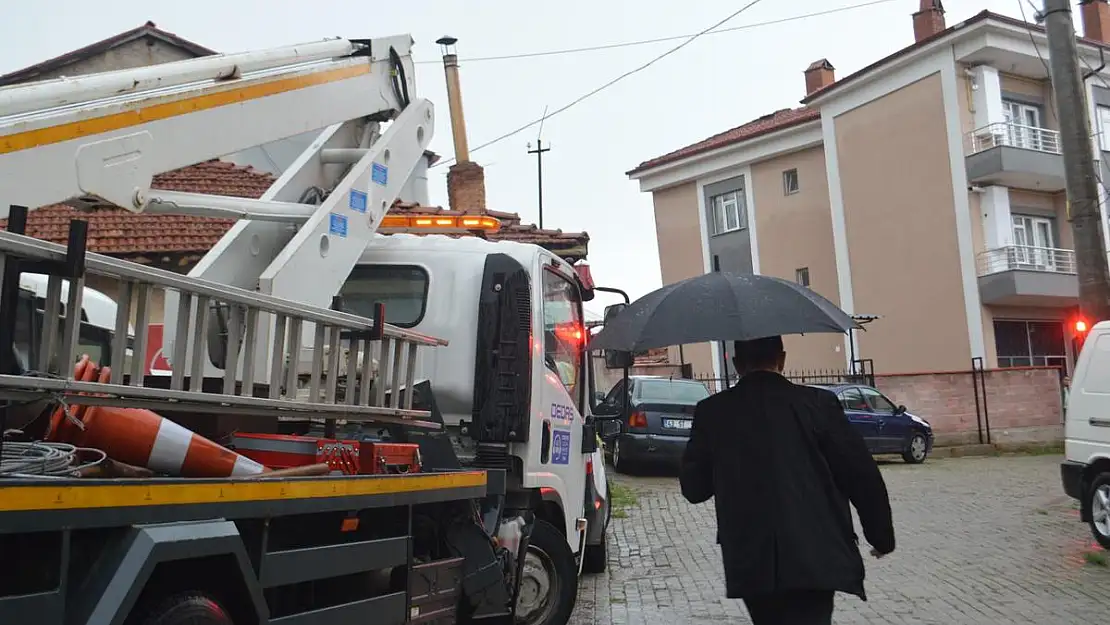 Tavşanlı’da yıldırım düşen evin çatısında yangın çıktı