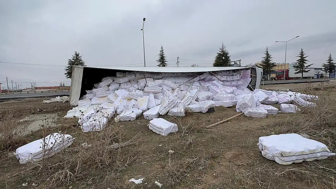 Tekstil malzemesi yüklü tır devrildi, 1 kişi yaralandı