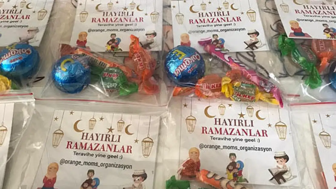 Teravih çıkışında miniklere özel ikram